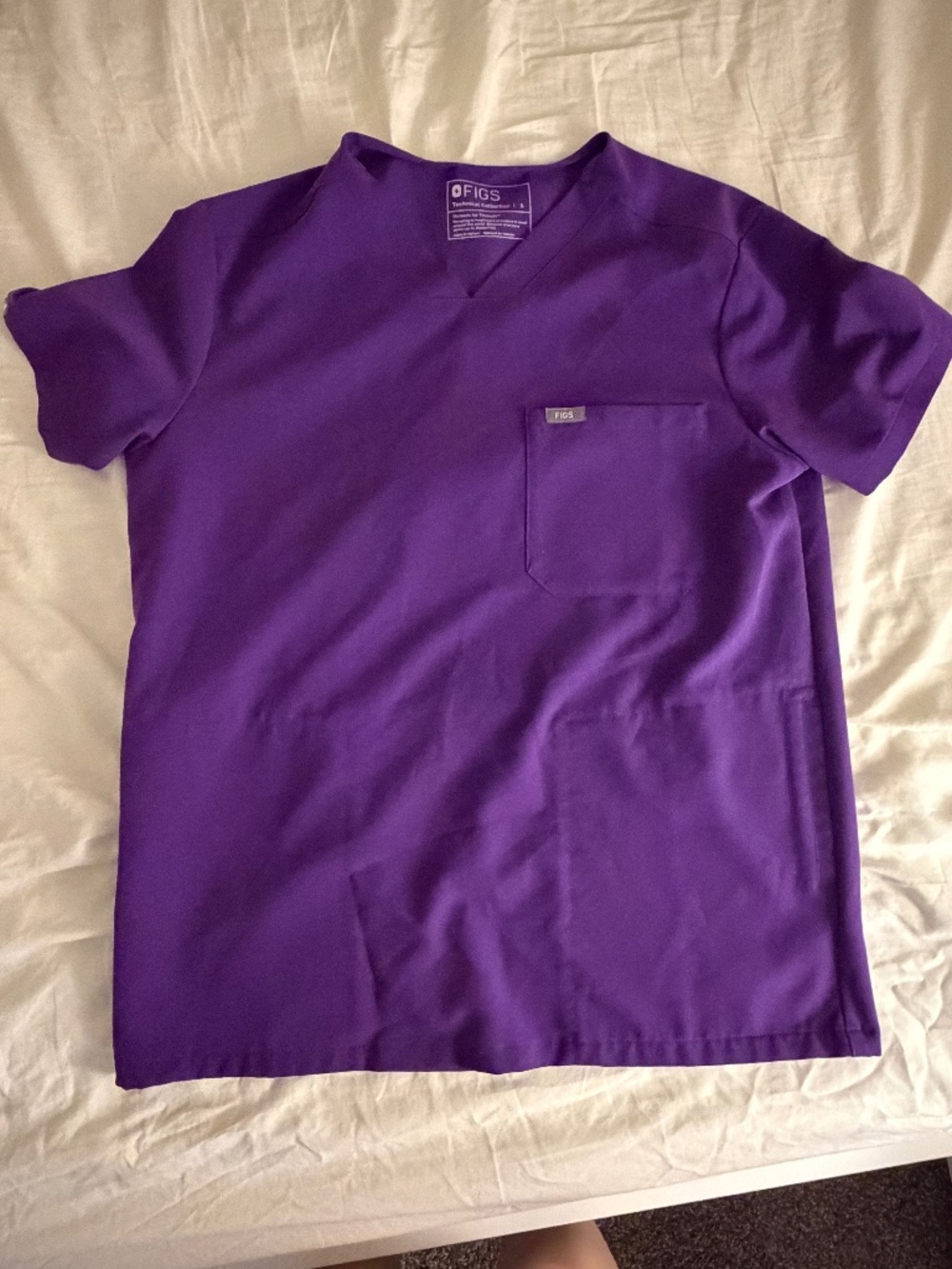 Figs Men's Size Small 3 pocket scrub top digital grape